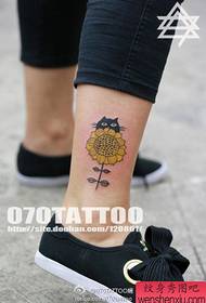 flicka ben små och vackra solros tatuering mönster