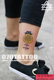 пойҳои духтари шакли намунаҳои tatto офтобпараст хурд ва зебо