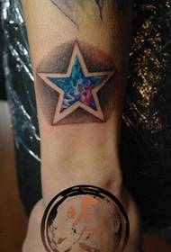 brazo popular clásico patrón de tatuaje de estrella de cinco puntas estrellado