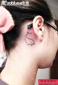 Oreja chica pequeño y popular patrón de tatuaje de delfines tótem