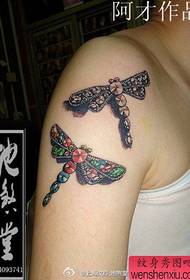αρσενικό ώμο διαμάντι dragonfly μοτίβο τατουάζ