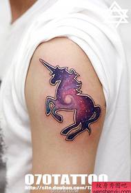 Recomienda un tatuaje de unicornio estrellado en el brazo grande
