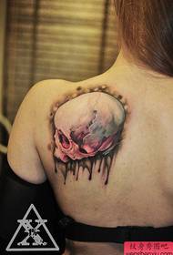 čudovita tetovaža na hrbtu lepe ženske