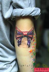 modello di tatuaggio arco braccio bella e bella ragazza