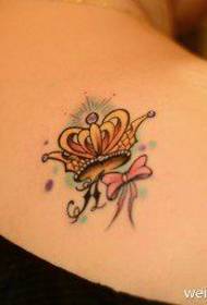 dekleta ramena priljubljen majhen vzorec tetovaže krone in premca