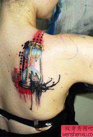 darbojas personība smilšu pulksteņa tetovējuma personības aizmugurē