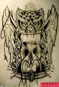 gufo classico popolare con manoscritto tatuaggio clessidra