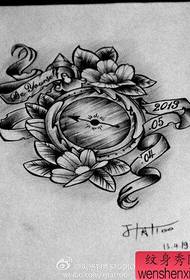 un modello di tatuaggio bussola nero-grigio meravigliosamente popolare