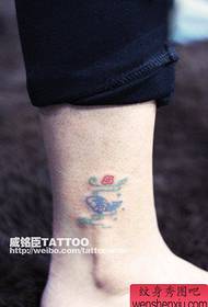 chica Patrón de tatuaxe de peixe pequeno con patas pequenas