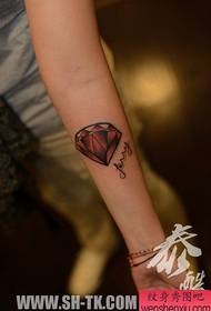 braccio piccolo e popolare modello tatuaggio diamante