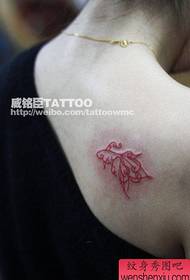 girls shoulder small and simple small fish tattoo pattern