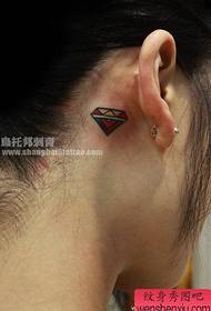 lány fülét gyönyörű színes kis gyémánt tetoválás mintával
