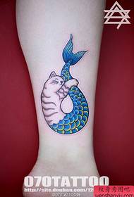 une sirène individuelle sur le motif de tatouage de la cheville