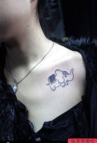 dada gadis kecil yang lucu pola tato gajah kecil