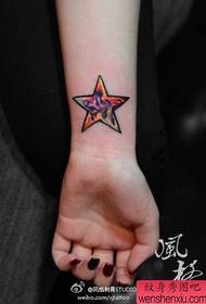 pulso sikat na maganda ang hitsura ng may kulay na limang-point star na pattern ng tattoo
