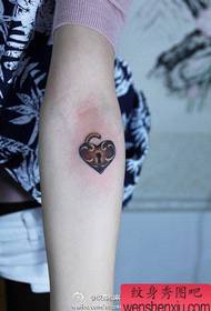 roko majhen in lep ljubezen ključavnico tatoo vzorec