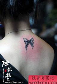 padrão de tatuagem de arco pequeno e elegante de volta da menina
