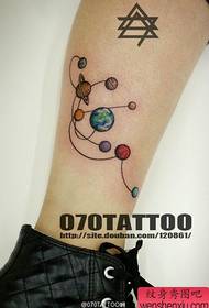 Patte de tatouage petite et populaire petite planète