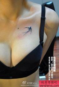 美女胸前简单好看的小燕子纹身图案