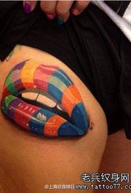 kaki gadis corak tato cetakan warna yang indah