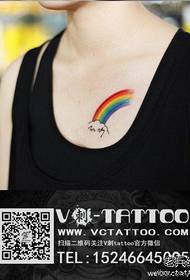 Мали узорак тетоваже дуге који је популаран на предњем делу девојчиних груди