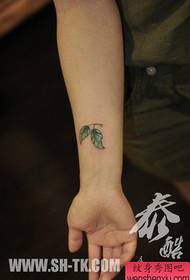 tytön käsivarsi pieni ja suosittu pieni lehti tatuointi malli