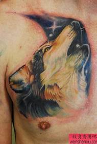 disegno del tatuaggio testa di lupo cool prepotente petto anteriore maschile
