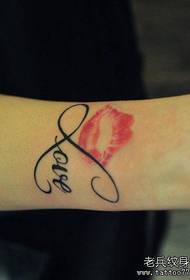 printim i bukur për buzët e vajzës me model tatuazhi shkronjash