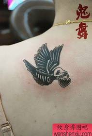 lány vállán kicsi és klasszikus csontváz madár tetoválás minta