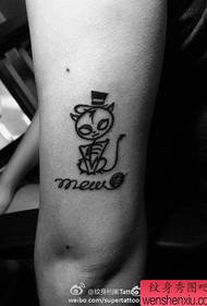 braccio carino con un po 'di modello del tatuaggio del gatto diabolico