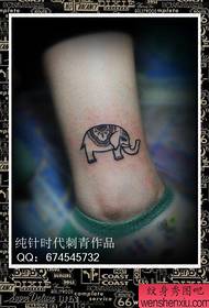modello di tatuaggio elefante carino gambe di ragazze alla moda