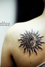 Vajzat mbrapa shpatullave popullore modeli tatuazh i diellit në hënë