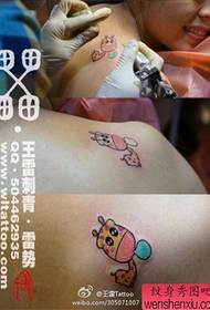 la spalla della ragazza è un modello di tatuaggio giraffa super carino e carino