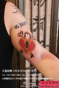 мъжка ръка в модата популярен модел татуировка за заключване на любовта