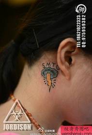 Dievčenské ucho malé a populárne tetovanie čiernych oblakov