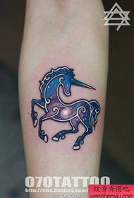 Pola gadis geulis dibintanginya corak tato unicorn