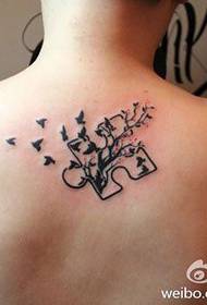pola tato pohon dan burung totem kecil di punggung jantan
