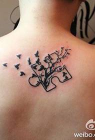 un totem con un piccolo albero e un tatuaggio sul retro del maschio