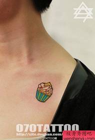 dziewczyna w klatce piersiowej mały i popularny wzór tatuażu lodów