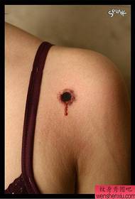 suosittu pop-verinen luodin reikä tatuointi malli tytön hartiassa