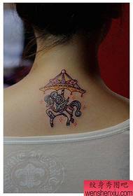 patró de tatuatge de carrusel al coll de nena