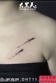 Mädchen Brust klein und stilvoll Inkfish Tattoo-Muster