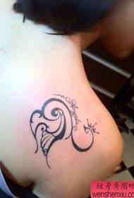 Na ramenima djevojke izgleda dobar uzorak tetovaža labudova totem