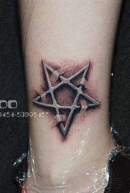 Tatuaje mostra un nocello de cinco puntas con estrelas. Tatuaje