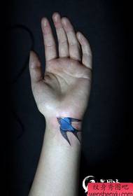 model i tatuazheve të bukur shumë të njohura të gëlltitjes në dore të vajzës