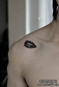 popularan crno sivi uzorak za tetovažu usana na ramenu dječaka