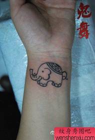 le ragazze preferiscono l'immagine del tatuaggio del polso