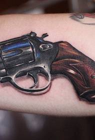 veľmi realistické tetovanie Revolver