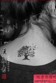 Gadis kembali pola tato pohon kecil kecil dan populer