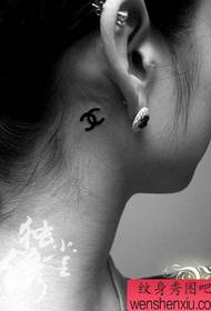 女孩的耳朵小而流行的香奈兒徽標紋身圖案